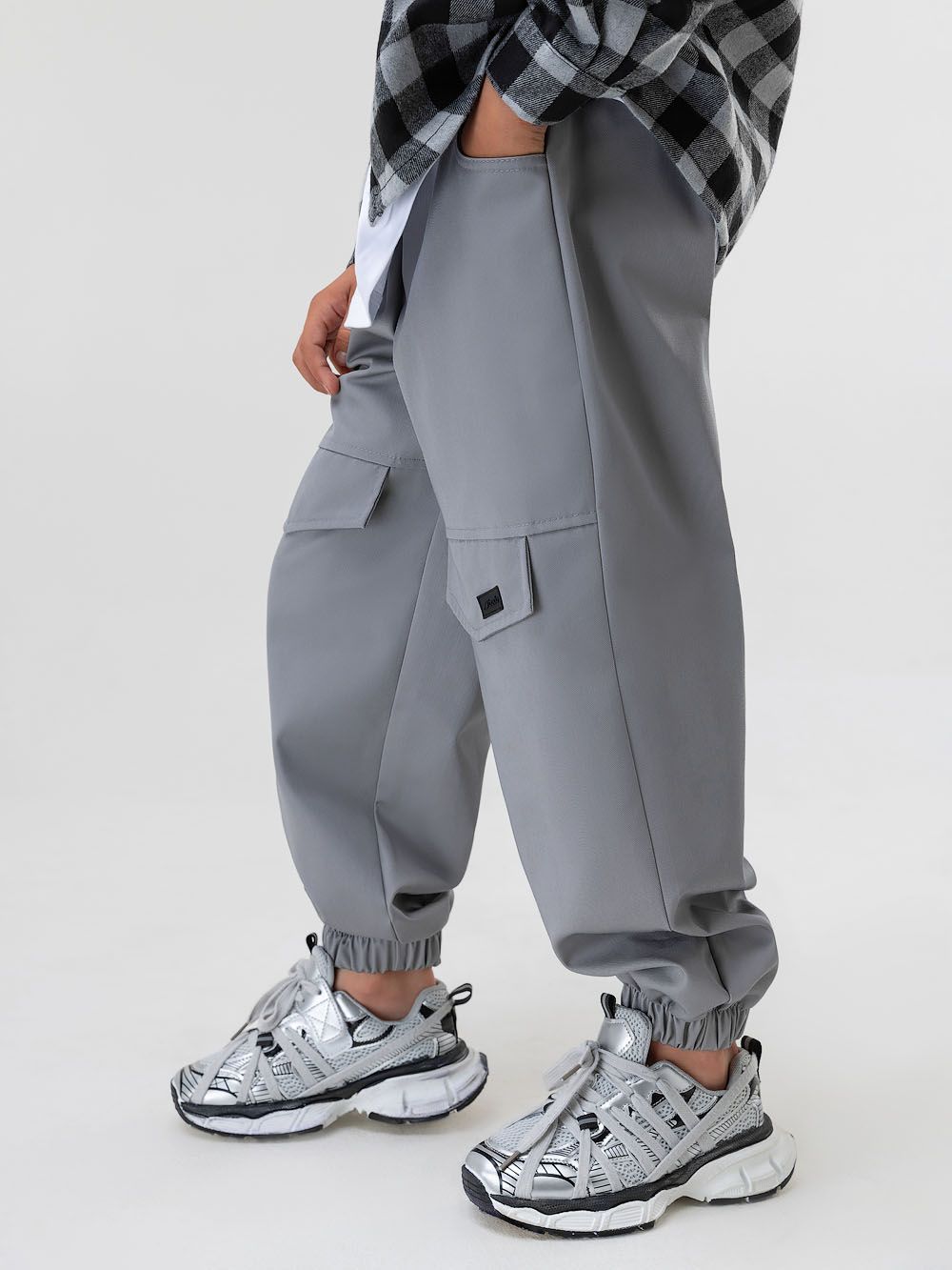 Брюки с декоративными клапанами - фото 4