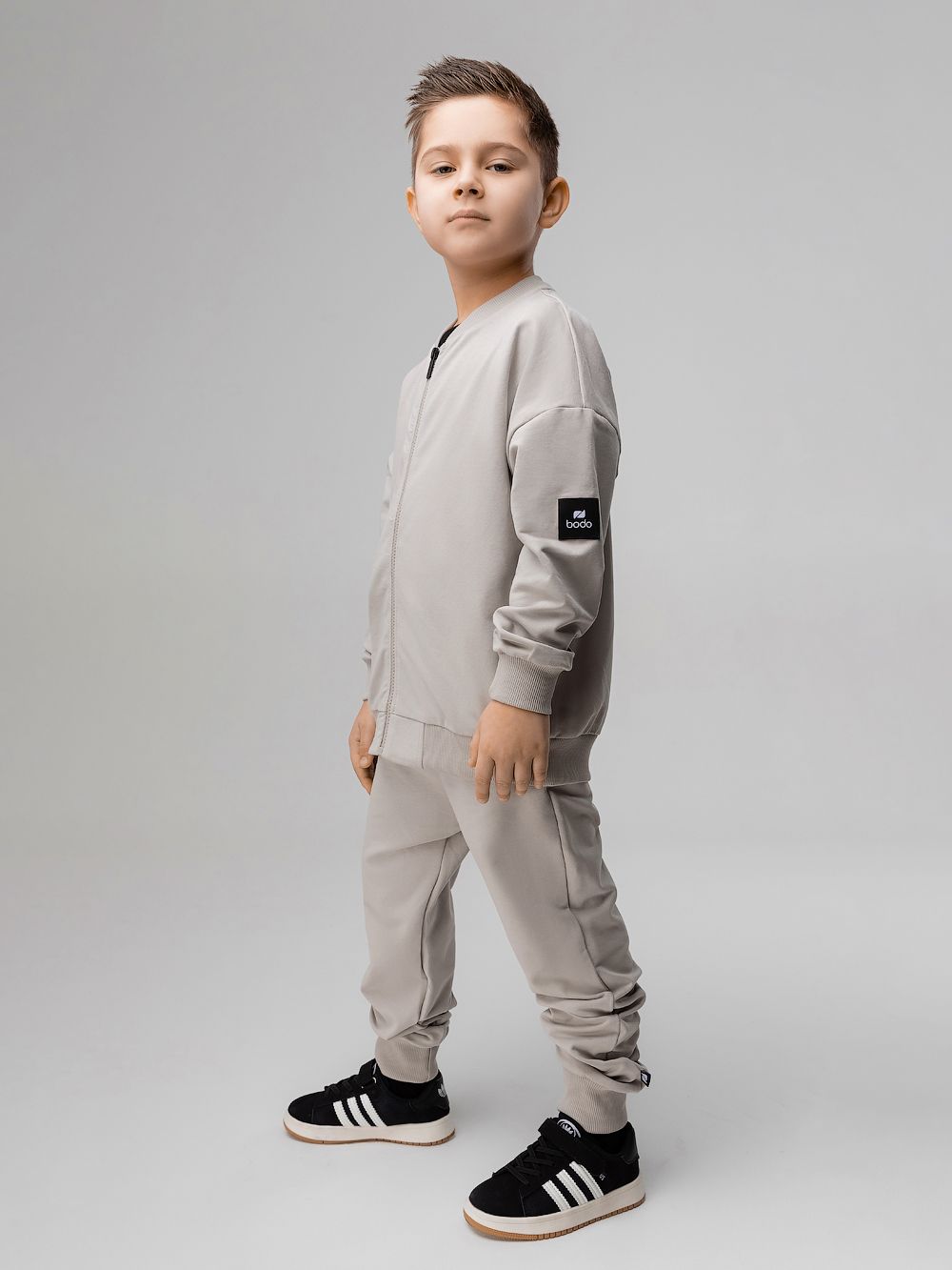 Костюм с бомбером на молнии - фото 4