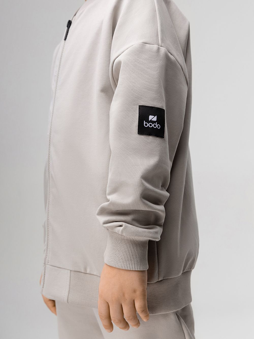 Костюм с бомбером на молнии - фото 5