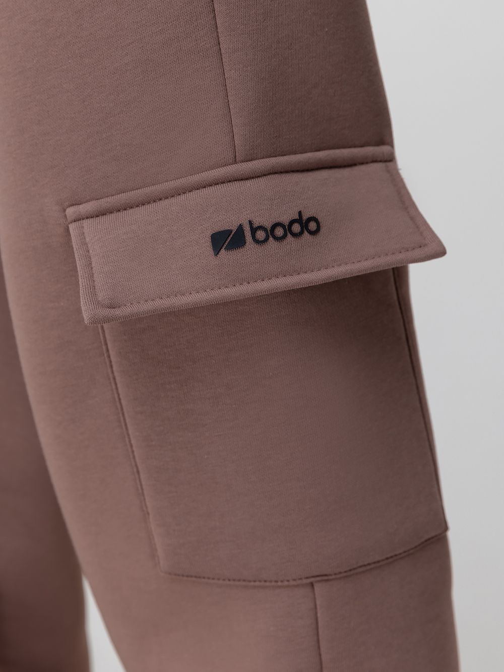 Брюки с затяжками внизу - фото 3