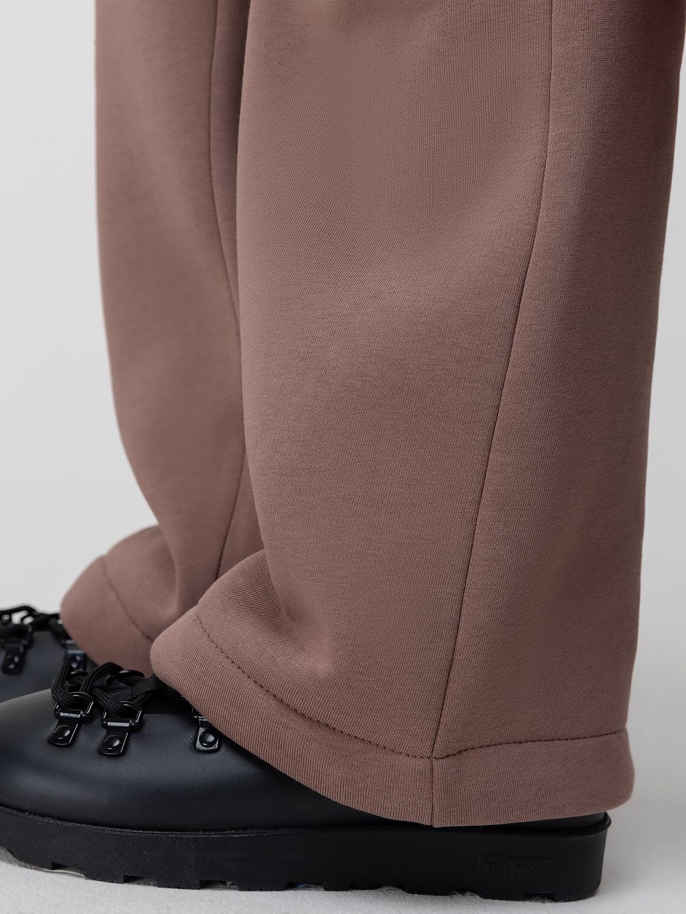 Брюки с затяжками внизу - фото 4