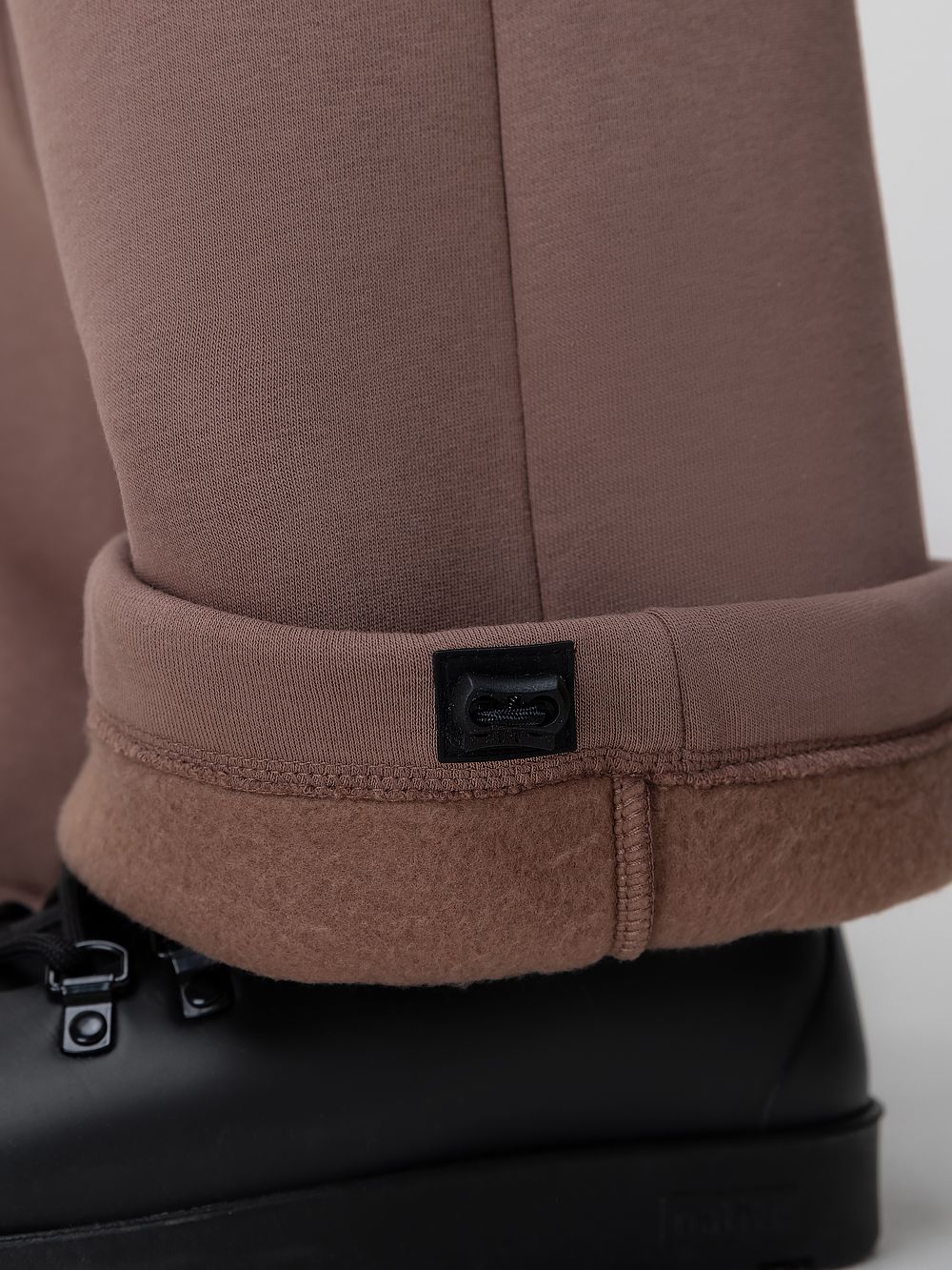 Брюки с затяжками внизу - фото 5