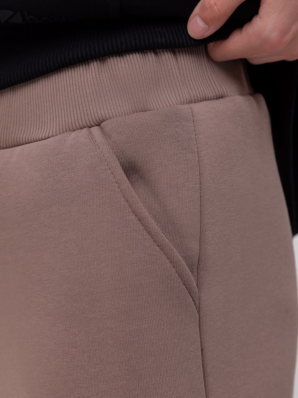 Брюки с затяжками внизу - фото 6