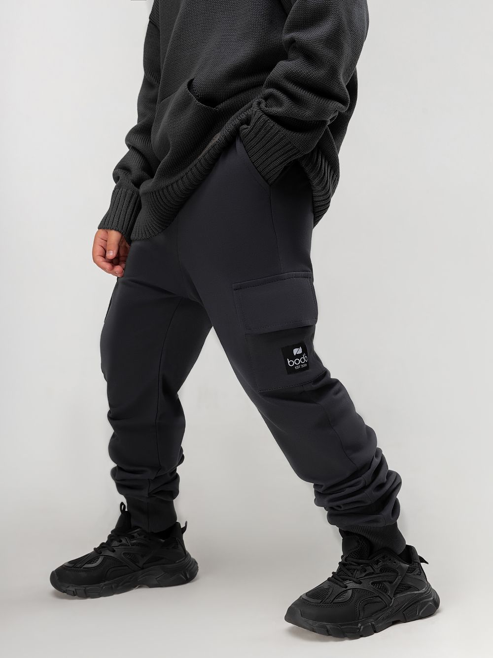 Брюки - джоггеры с карманами - фото 4