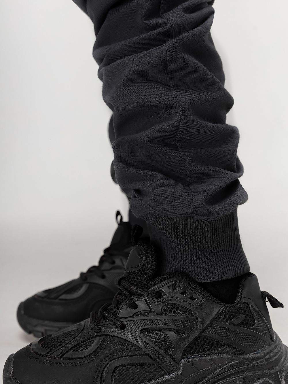 Брюки - джоггеры с карманами - фото 6