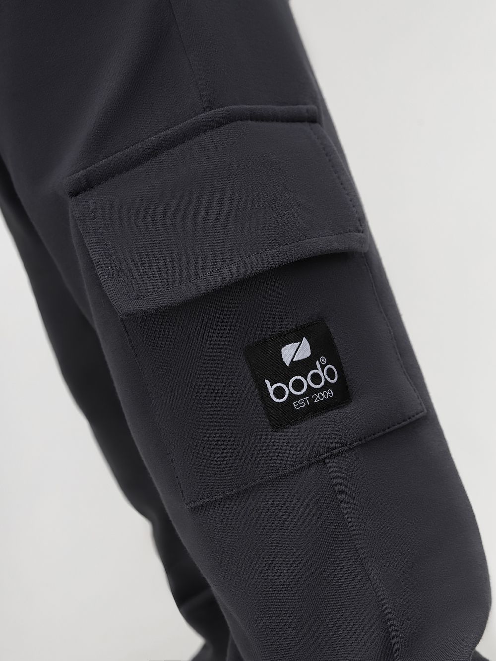 Брюки - джоггеры с карманами - фото 7