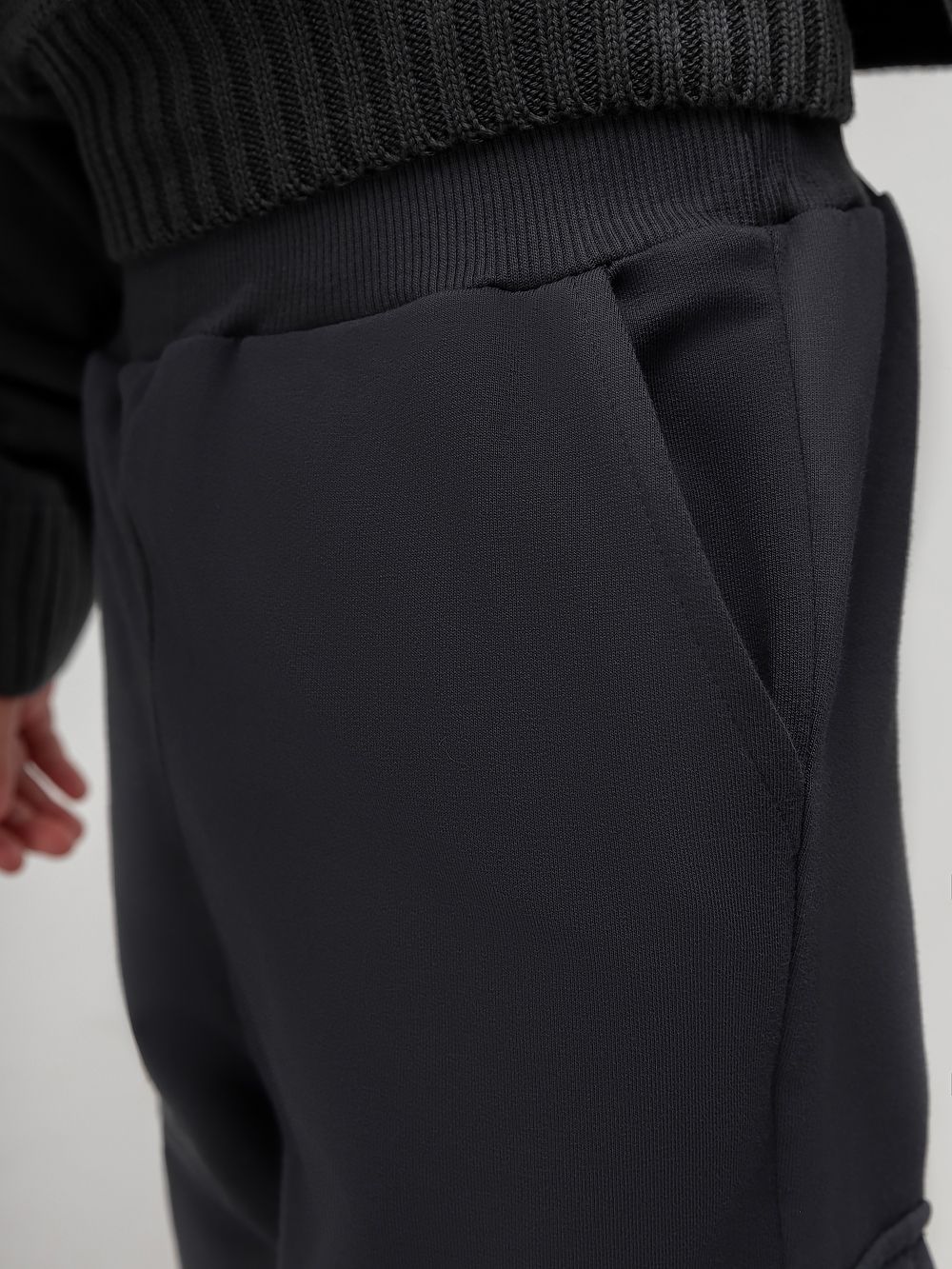 Брюки - джоггеры с карманами - фото 8