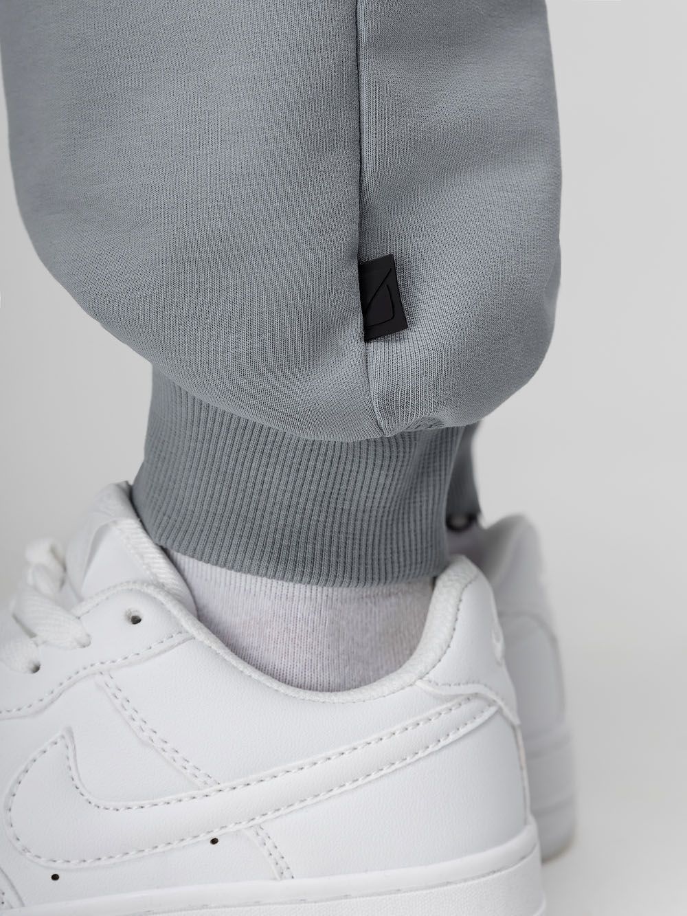 Костюм с бомбером на молнии - фото 8