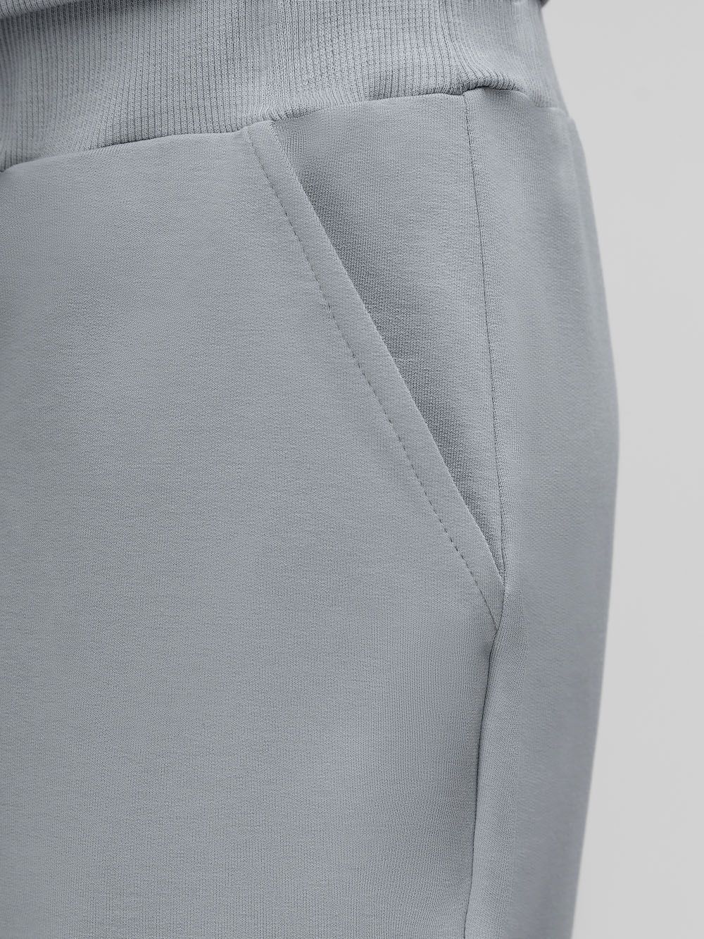 Костюм с бомбером на молнии - фото 9