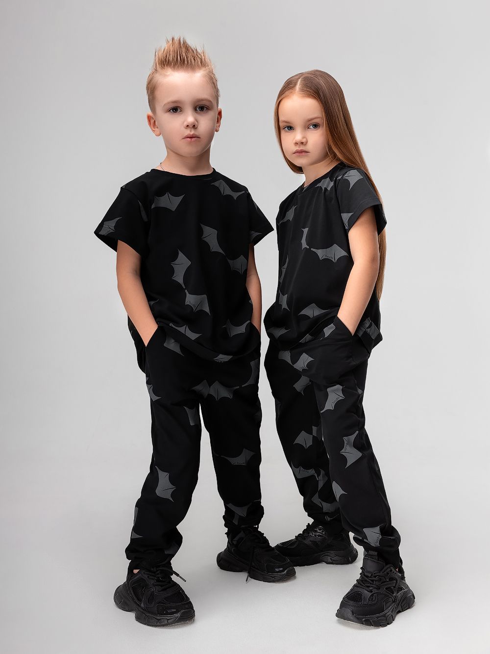 Костюм с футболкой с набивкой - фото 1