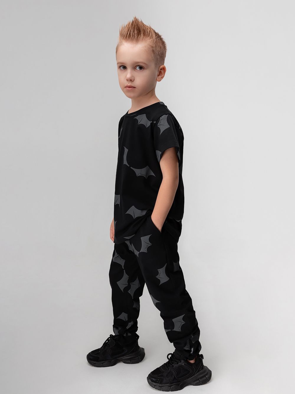 Костюм с футболкой с набивкой - фото 4