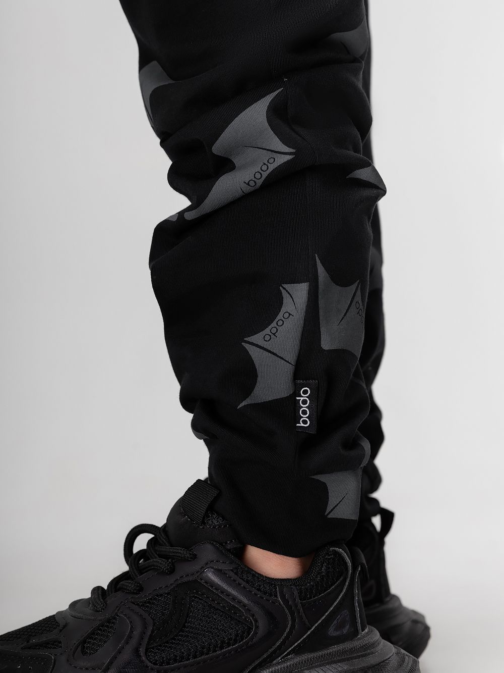 Костюм с футболкой с набивкой - фото 5