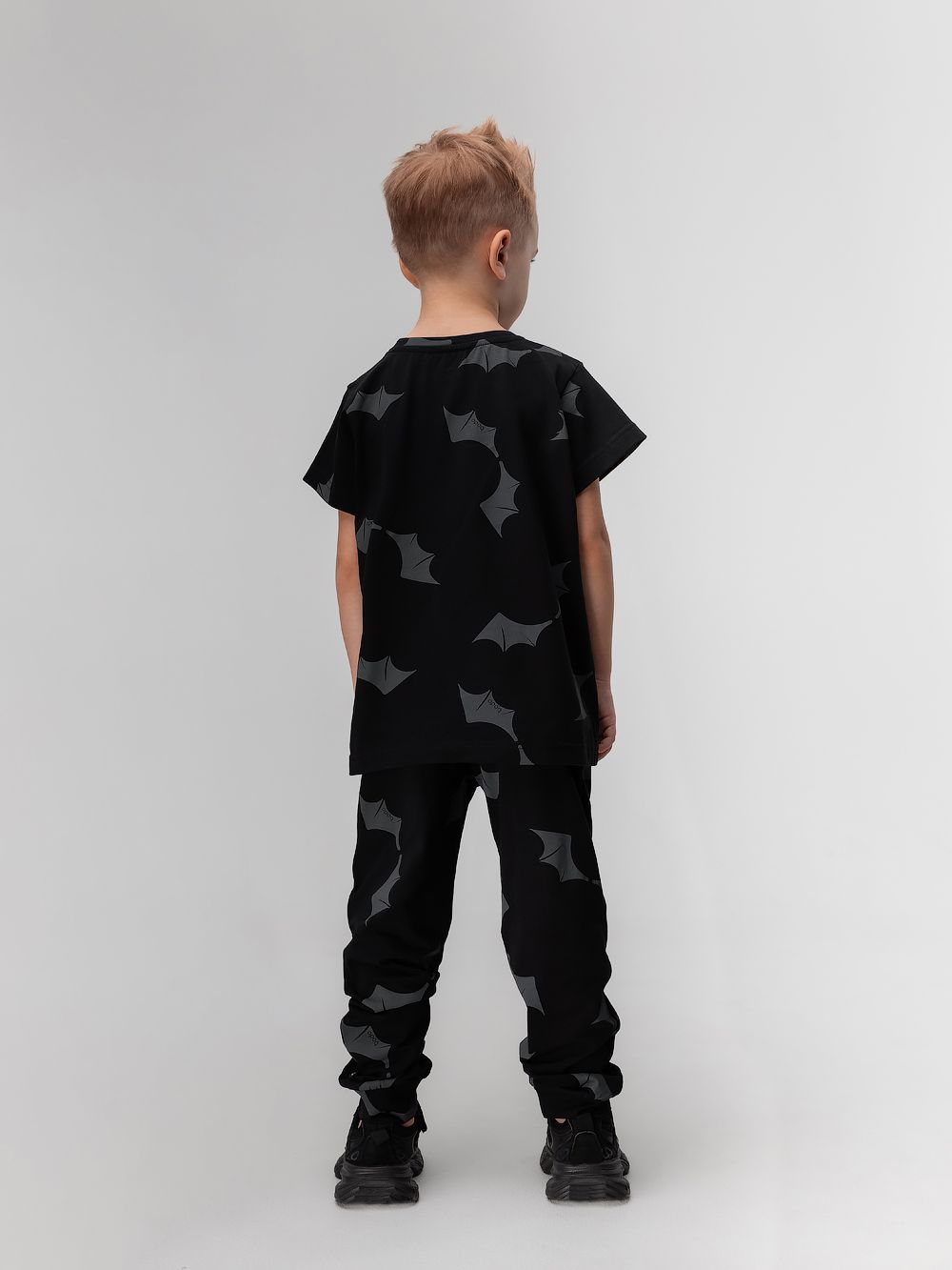 Костюм с футболкой с набивкой - фото 8