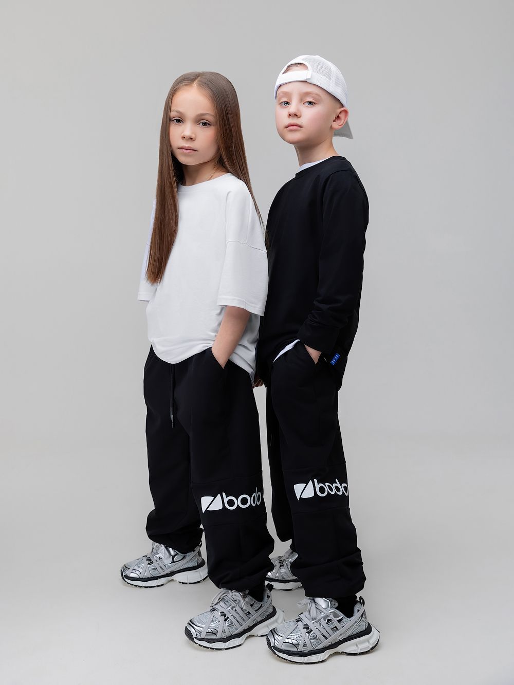 Брюки с печатью на левой половине - фото 2