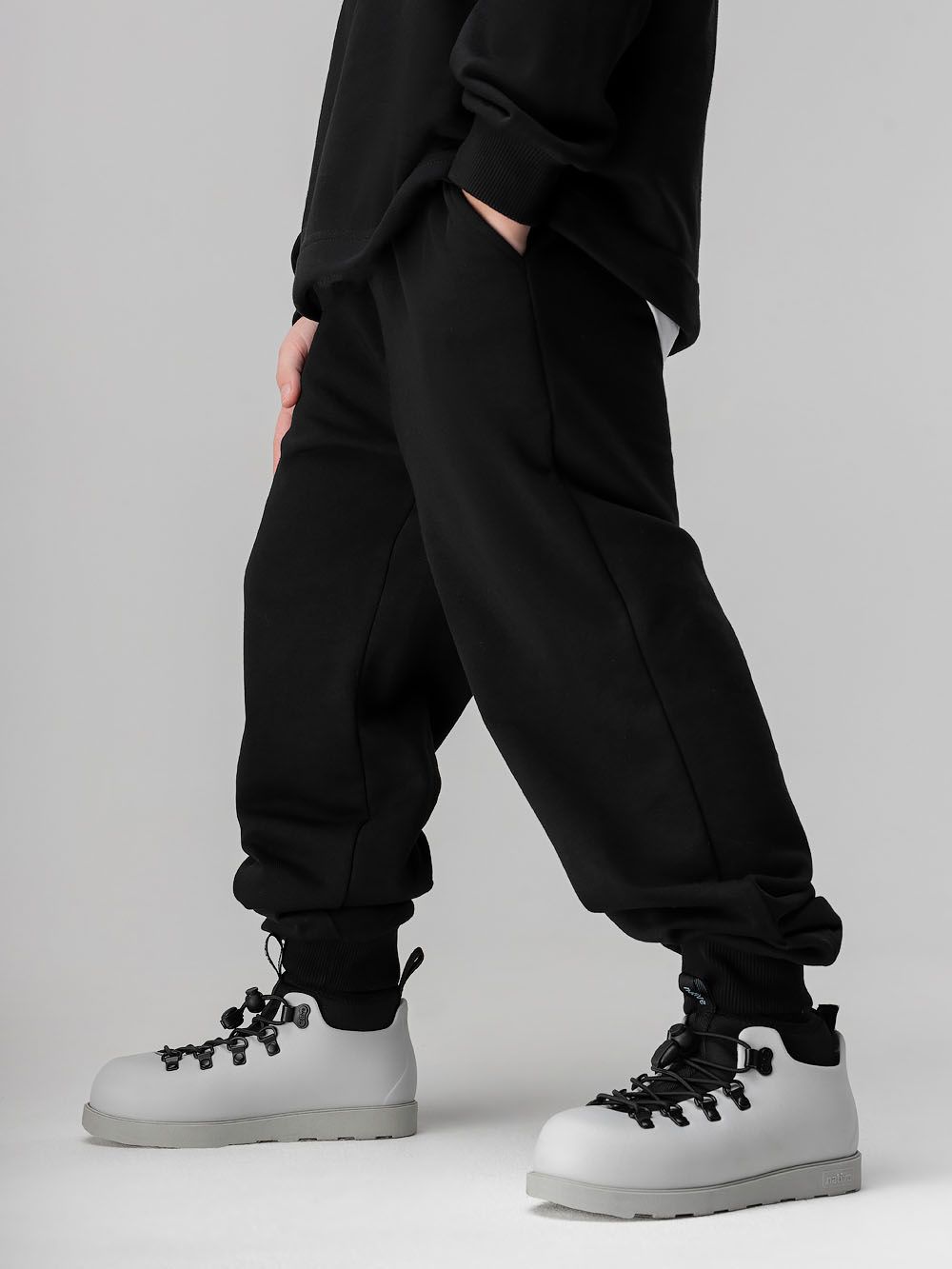 Костюм со свободным свитшотом - фото 7