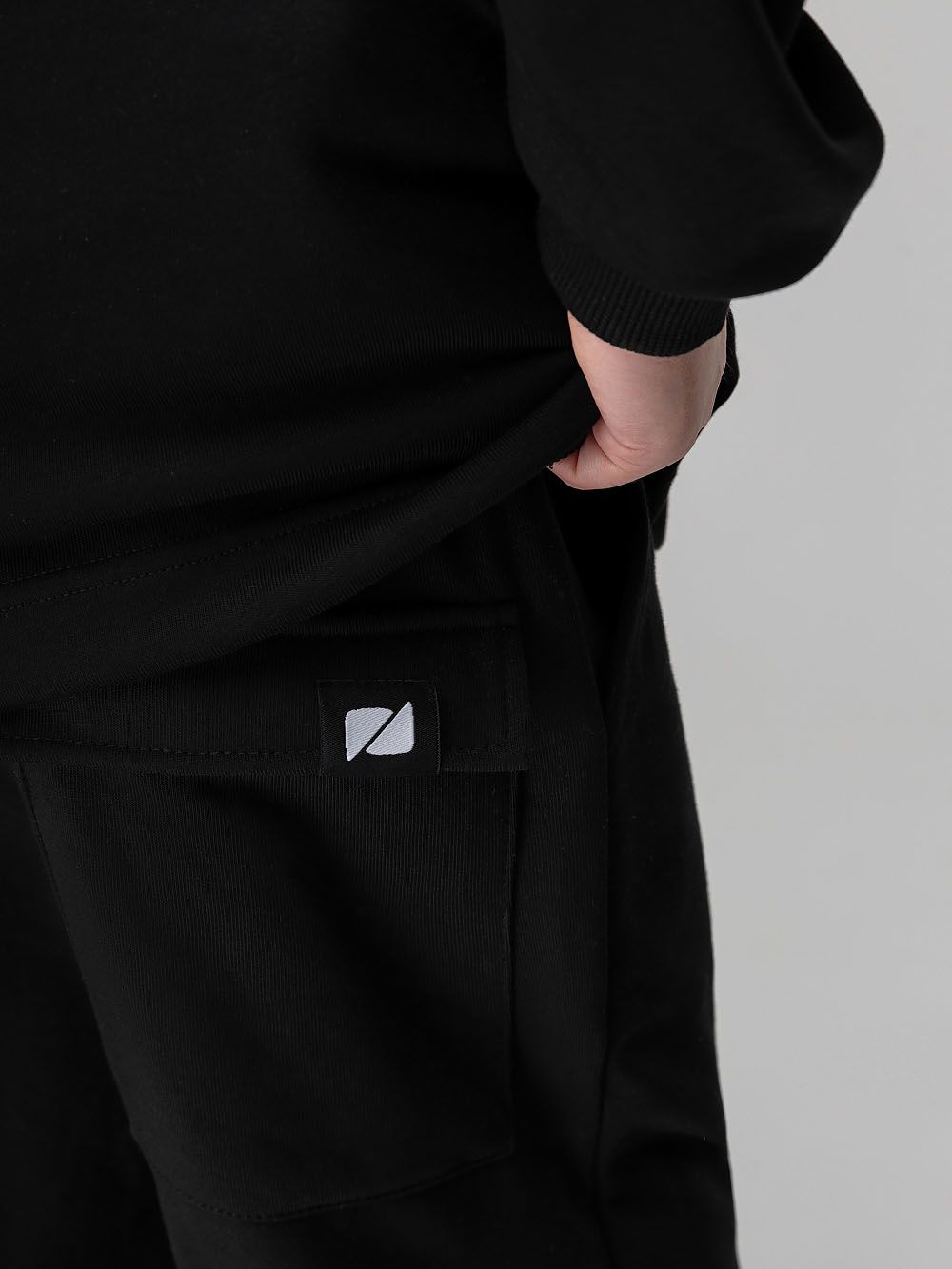 Костюм со свободным свитшотом - фото 11