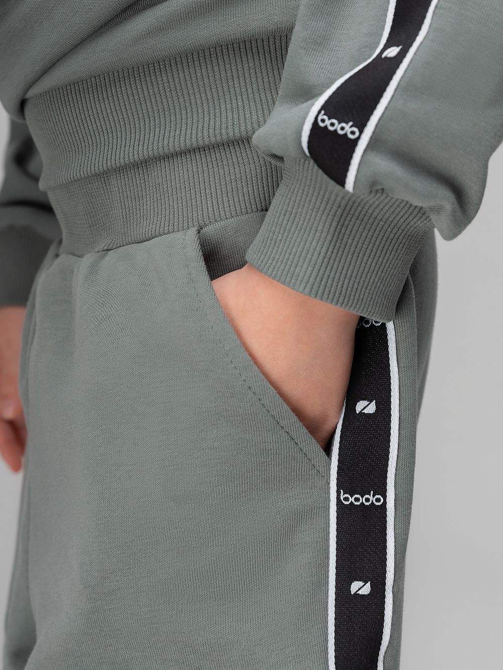 Костюм со свитшотом с брендированной лентой - фото 6