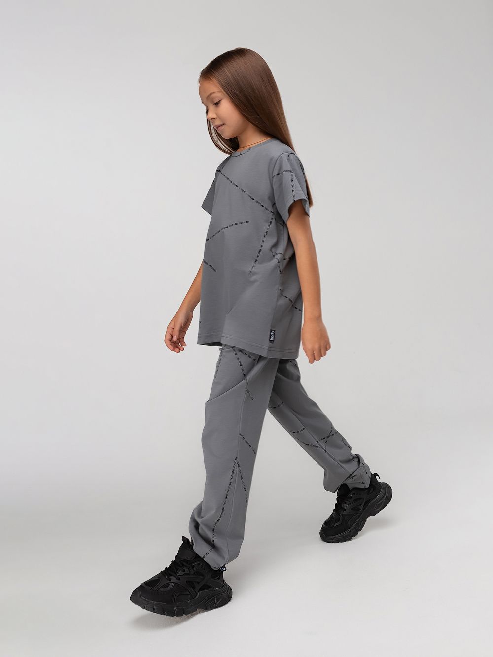 Костюм с футболкой с набивкой - фото 5