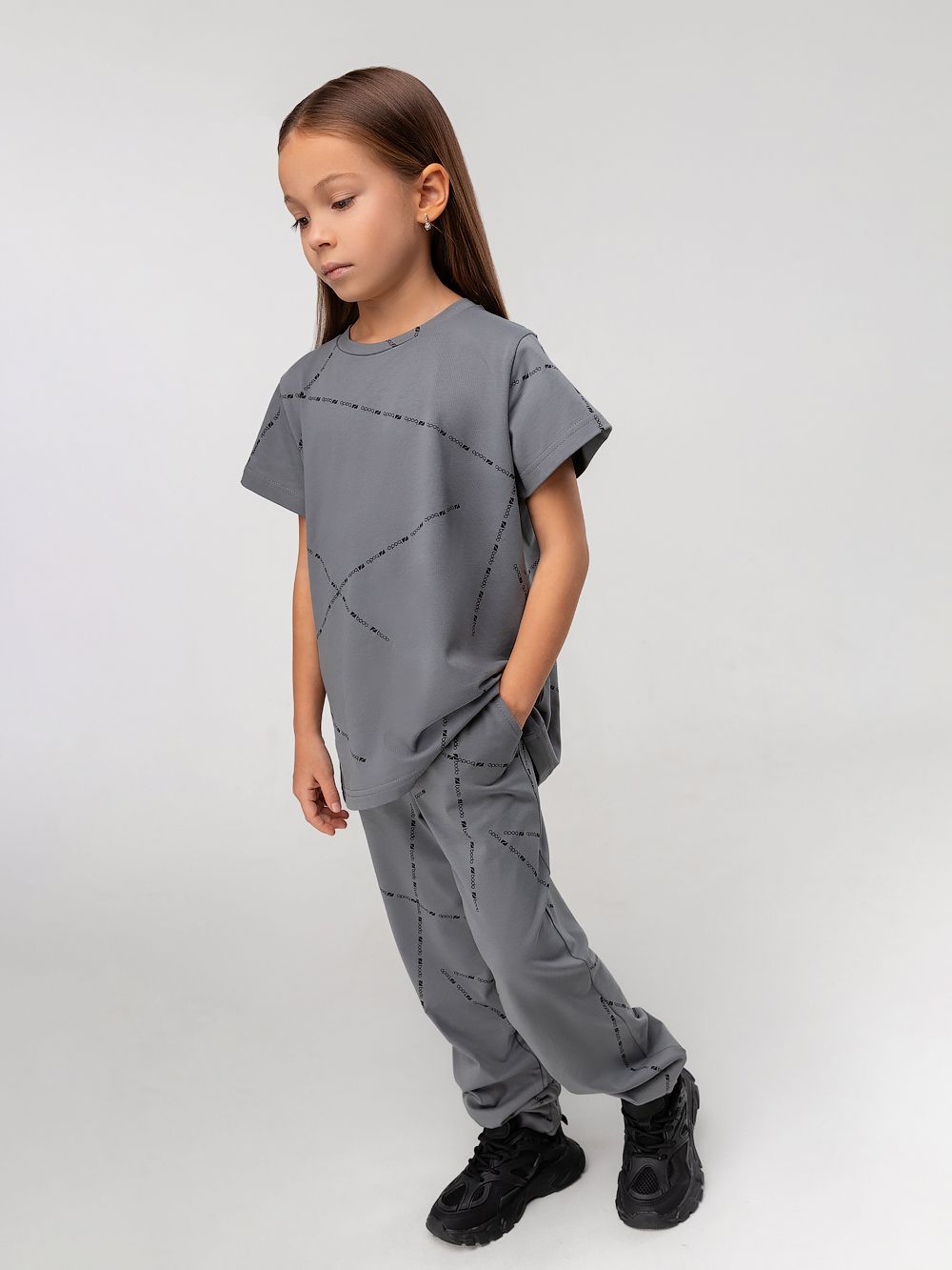 Костюм с футболкой с набивкой - фото 6