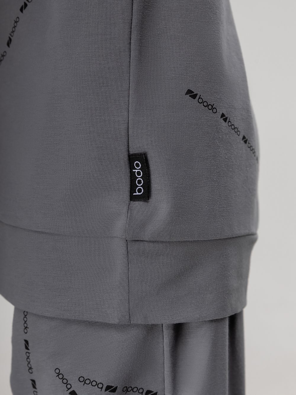 Костюм с футболкой с набивкой - фото 7