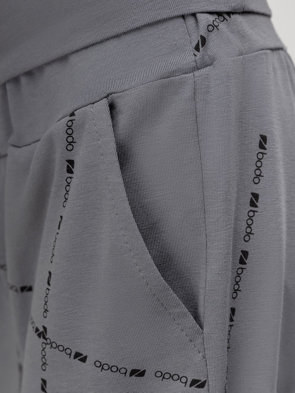 Костюм с футболкой с набивкой - фото 8