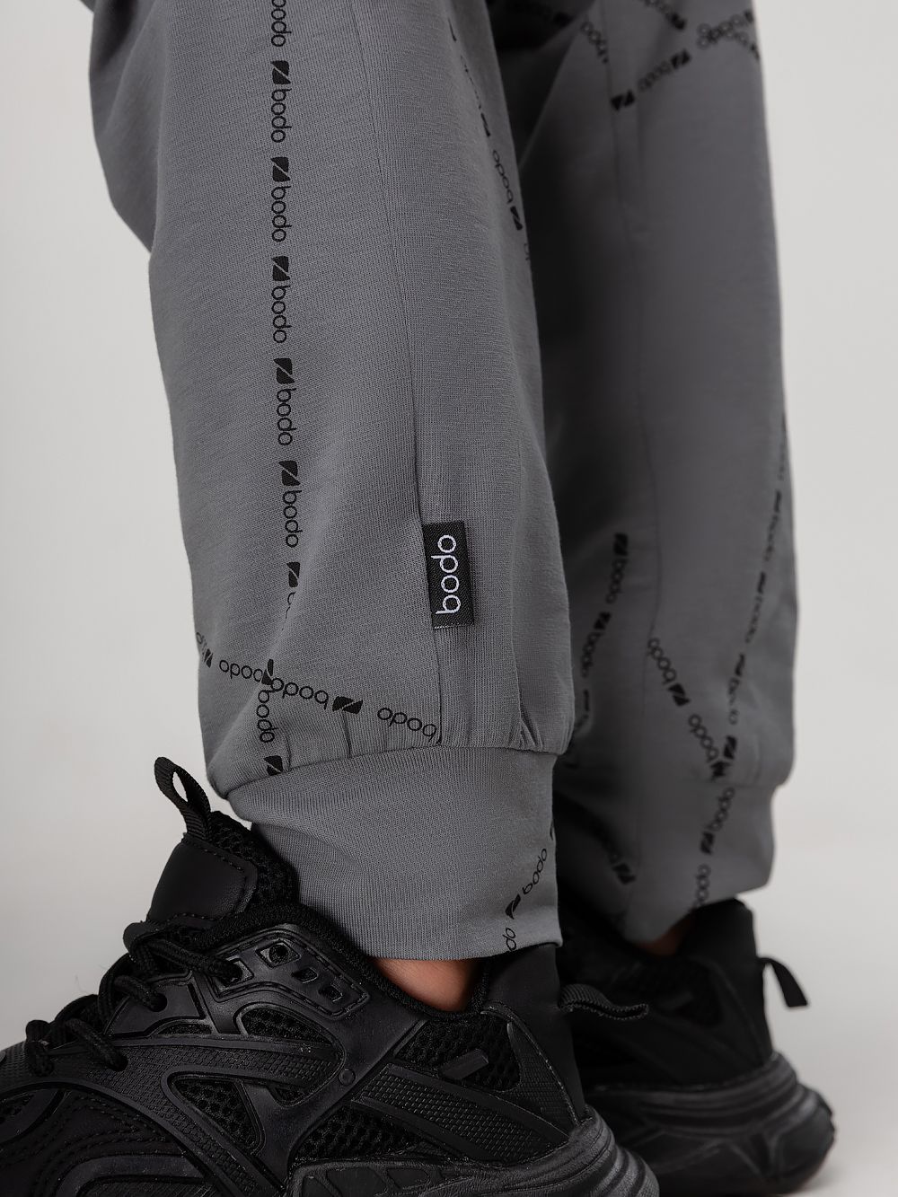 Костюм с футболкой с набивкой - фото 9