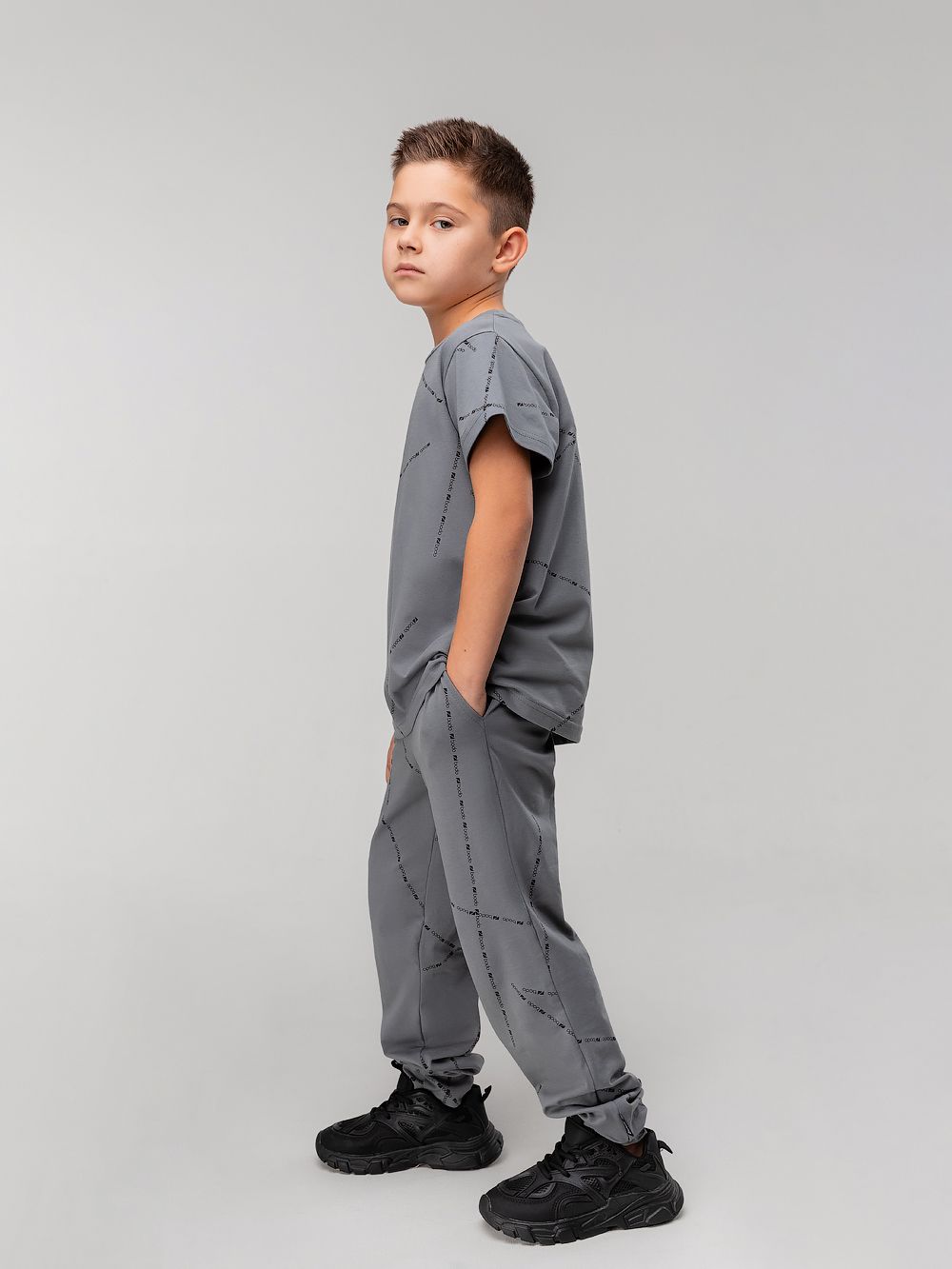 Костюм с футболкой с набивкой - фото 4