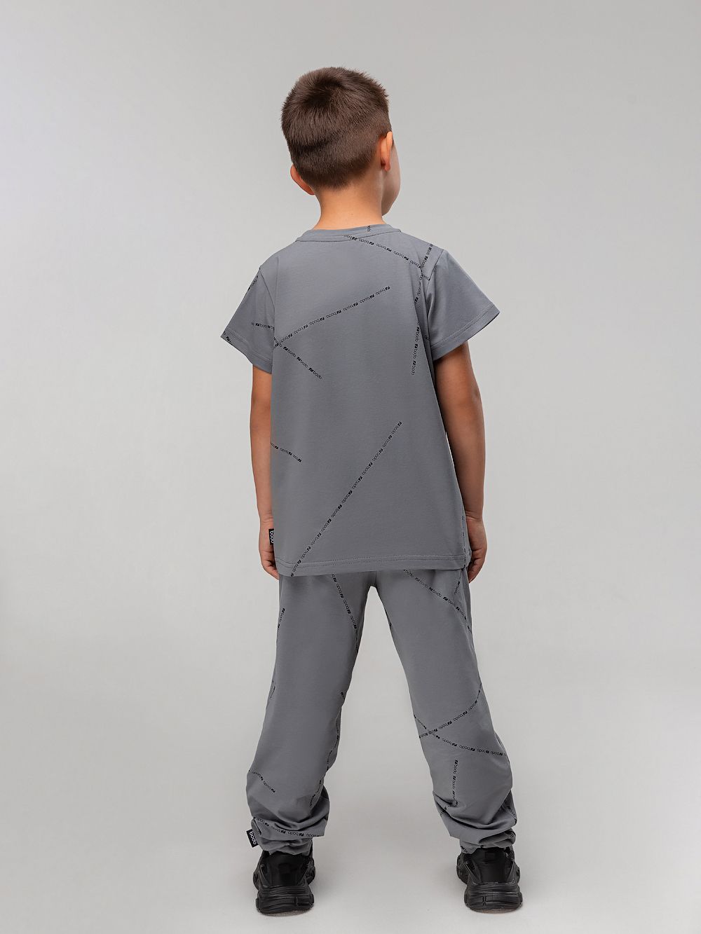 Костюм с футболкой с набивкой - фото 10