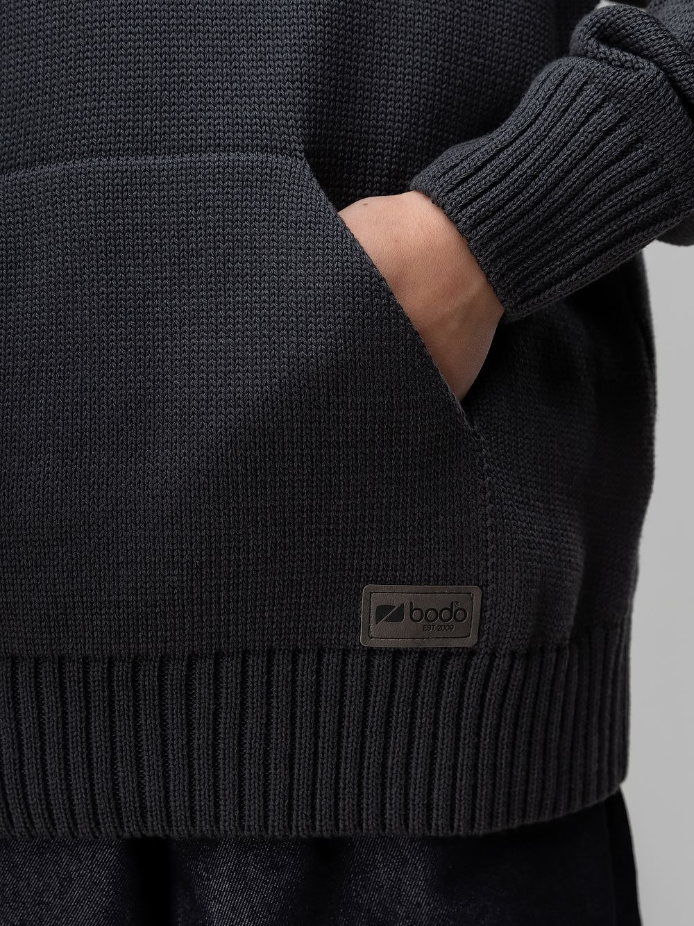 Вязаный свитер с капюшоном - фото 6