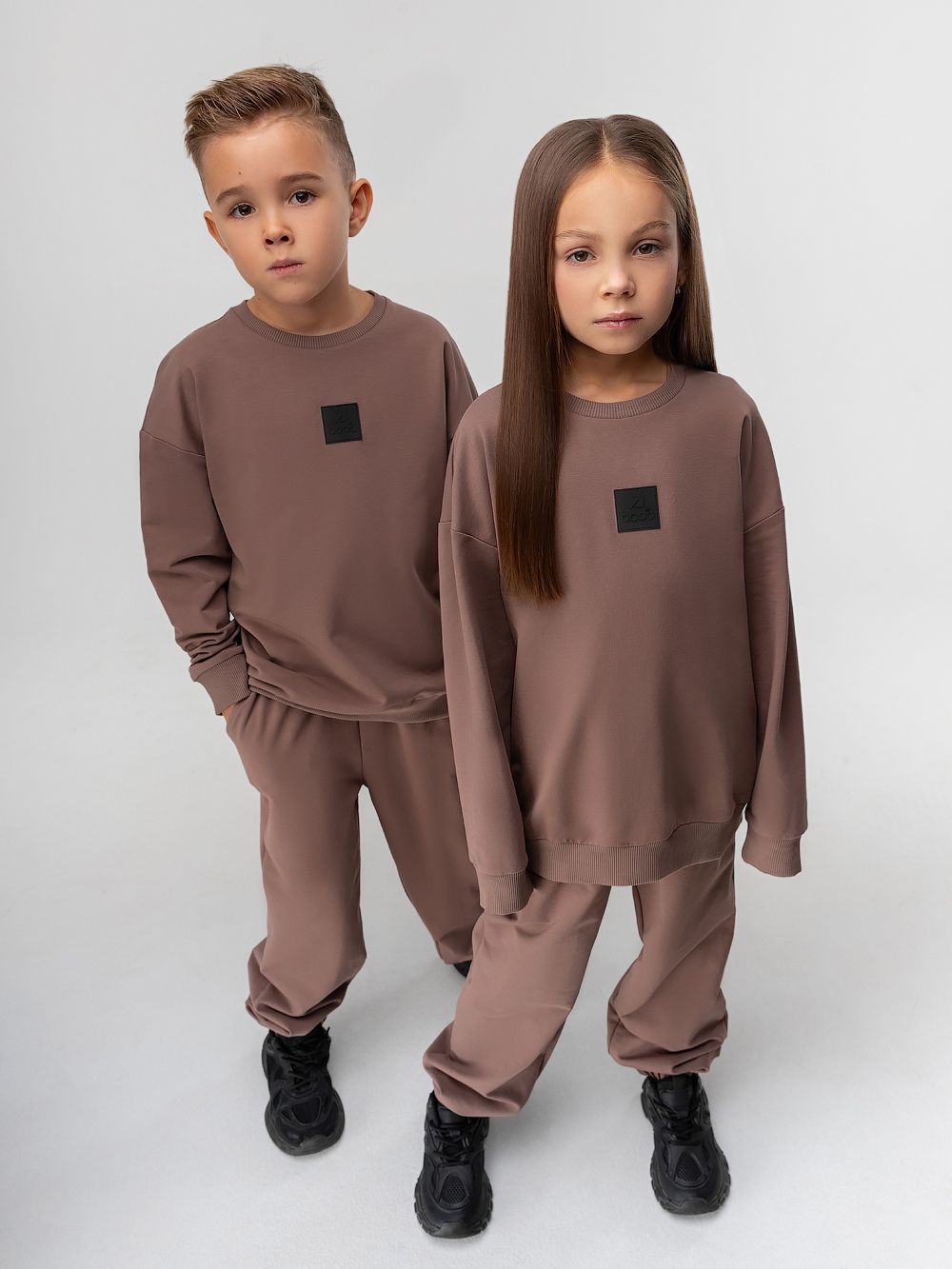 Костюм с нашивкой - фото 1