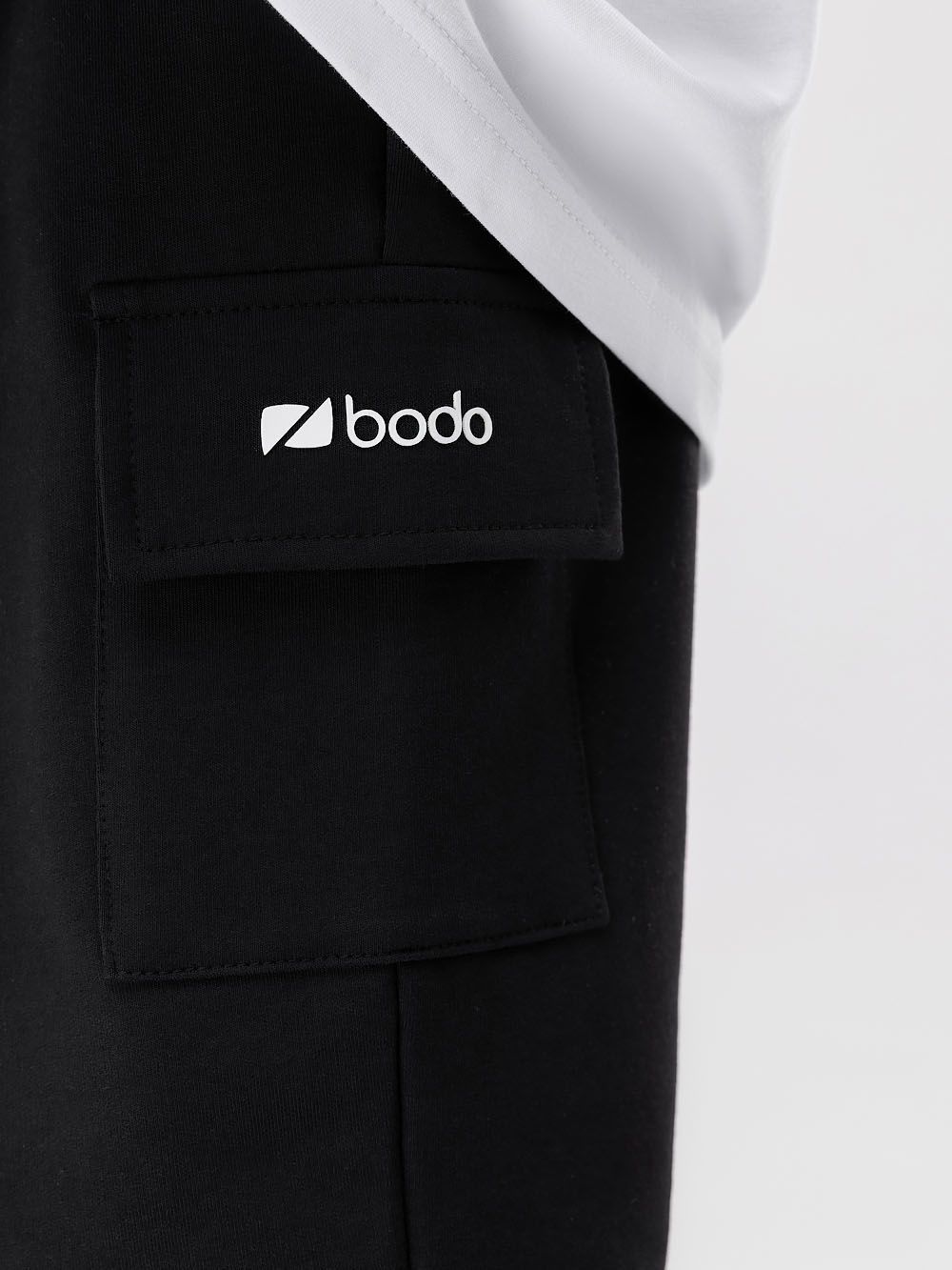 Шорты с накладными карманами - фото 3