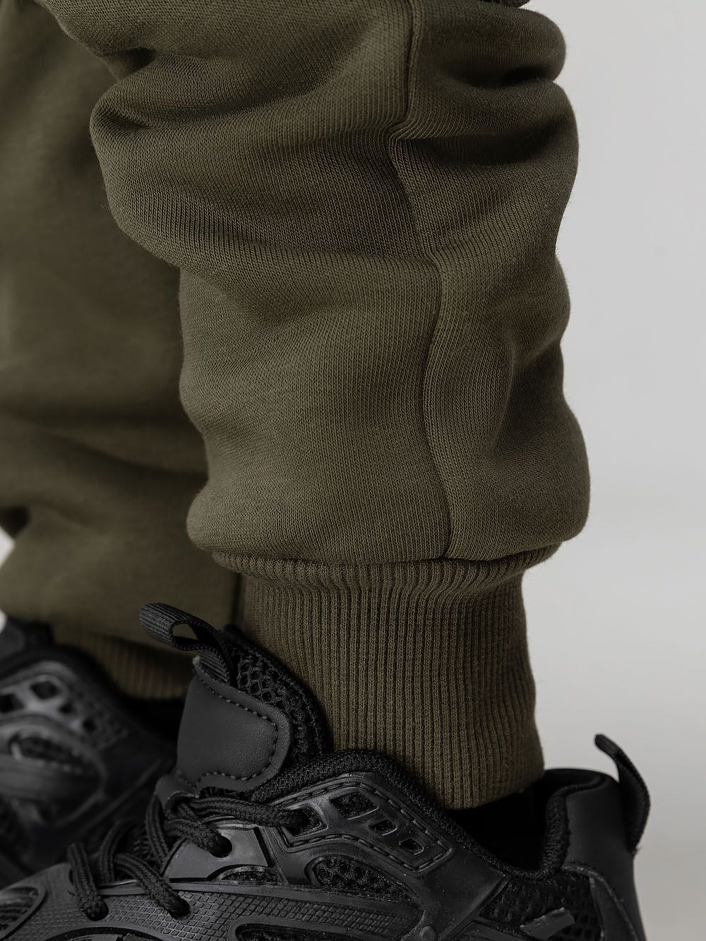 Брюки с начёсом с накладными карманами - фото 3