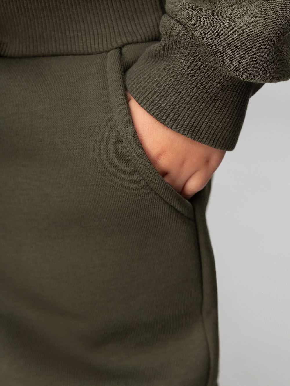 Брюки с начёсом с накладными карманами - фото 4