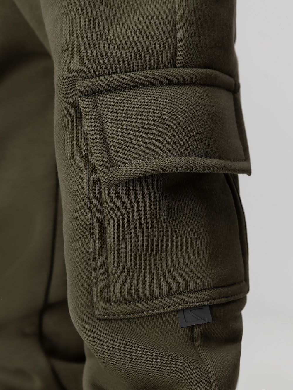 Брюки с начёсом с накладными карманами - фото 5