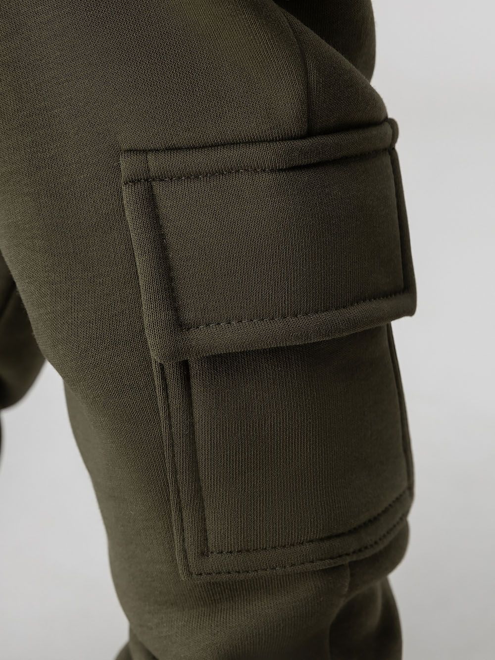 Брюки с начёсом с накладными карманами - фото 7