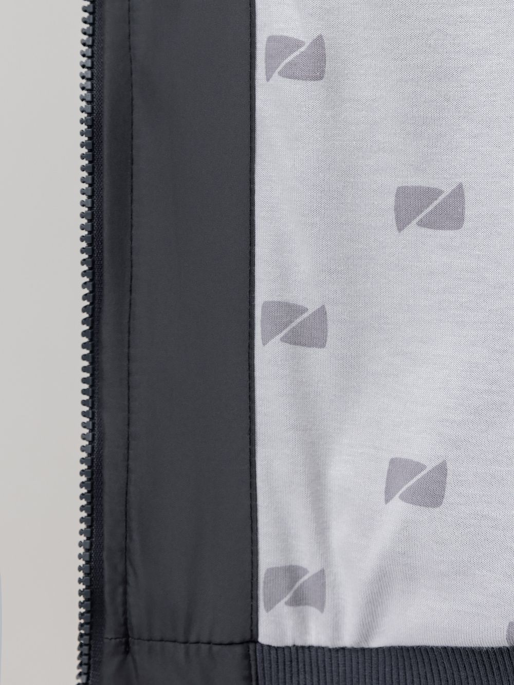 Бомбер с капюшоном - фото 9