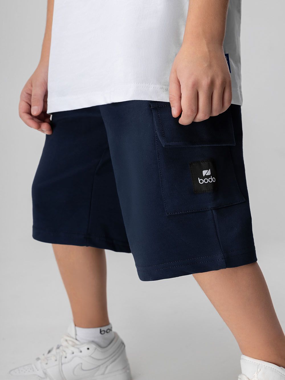 Шорты с накладными карманами - фото 4