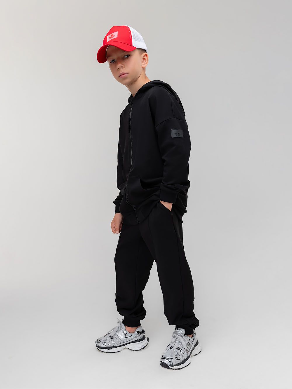 Костюм с отстрочками на брюках - фото 7