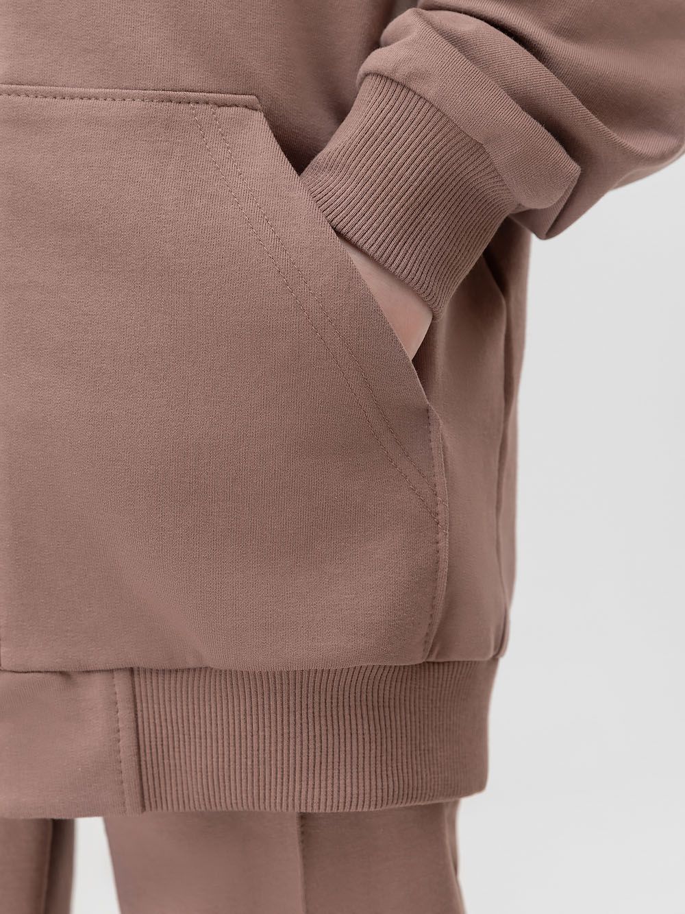 Костюм с отстрочками на брюках - фото 4