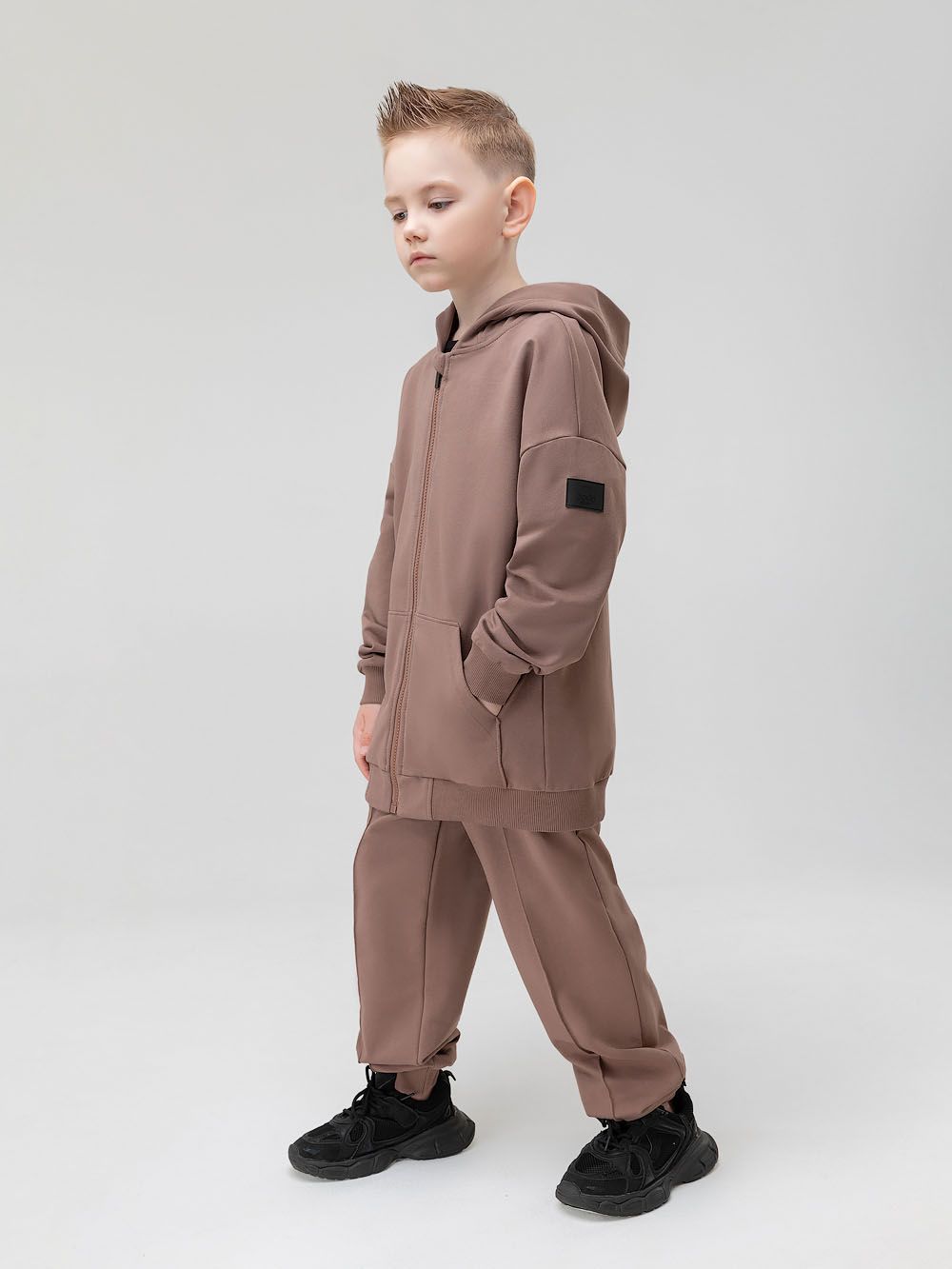 Костюм с отстрочками на брюках - фото 6