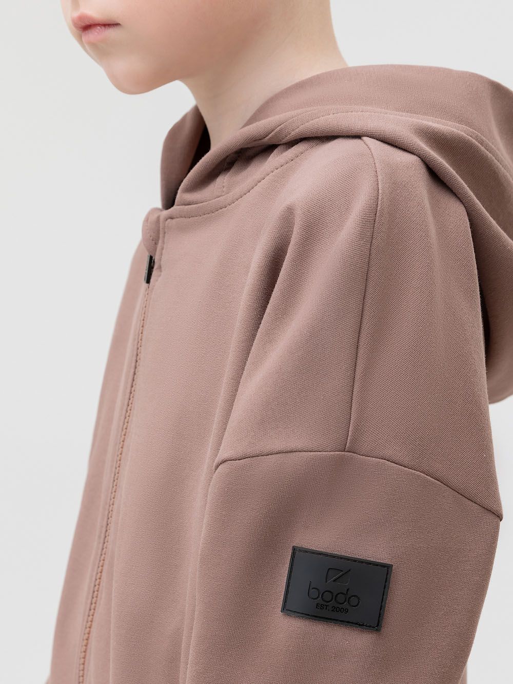 Костюм с отстрочками на брюках - фото 7