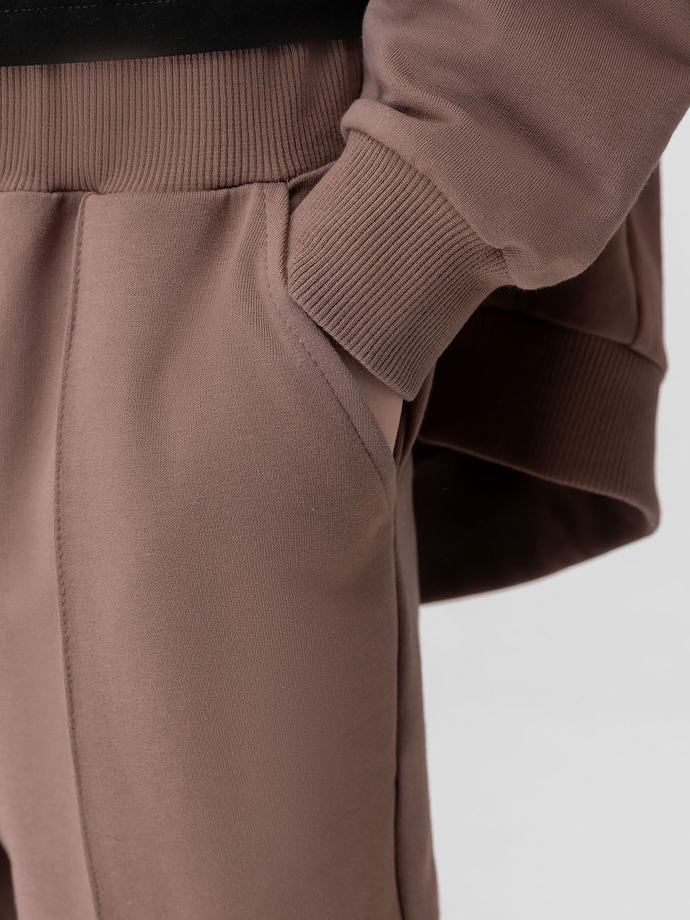 Костюм с отстрочками на брюках - фото 8