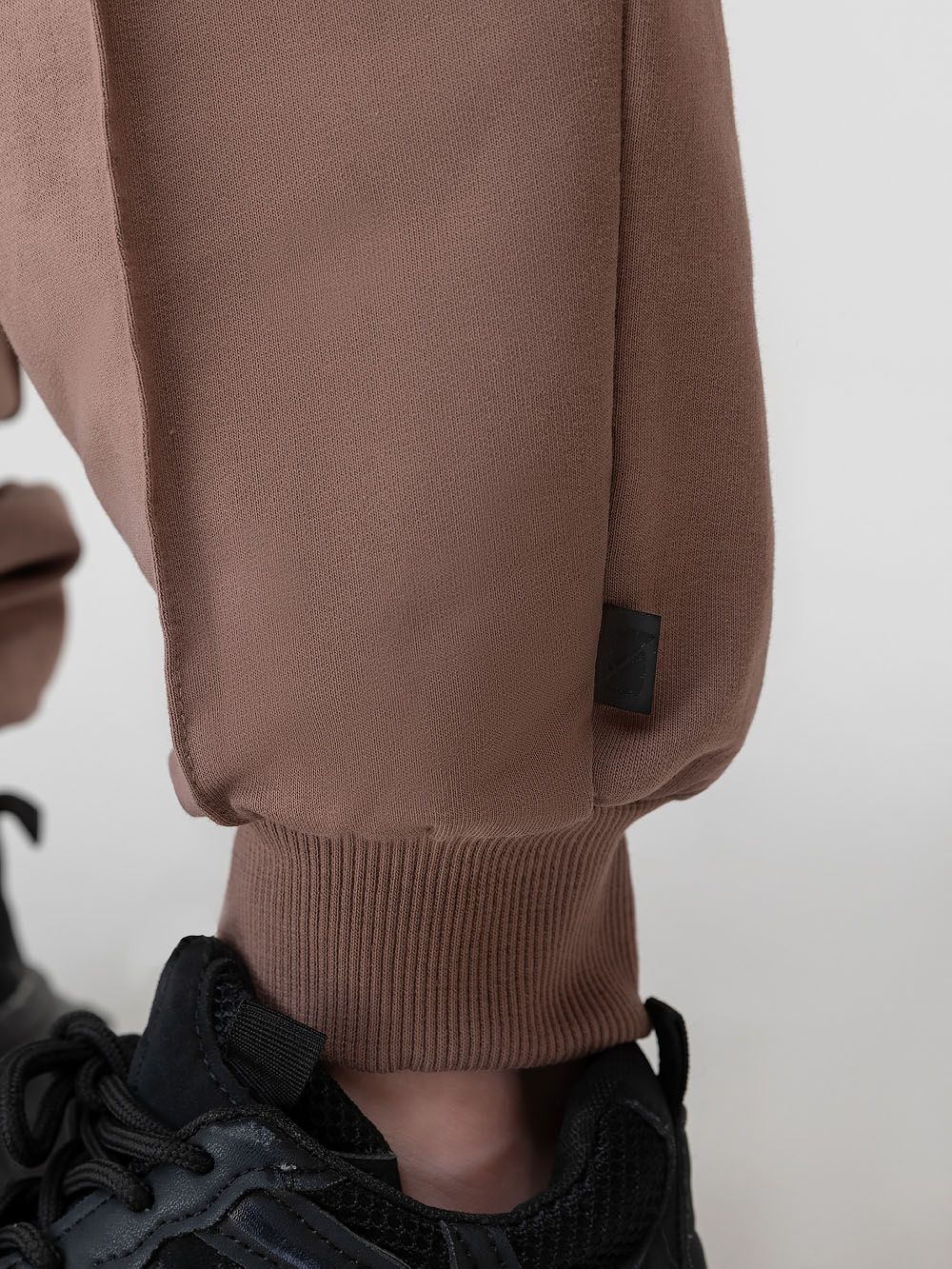 Костюм с отстрочками на брюках - фото 9