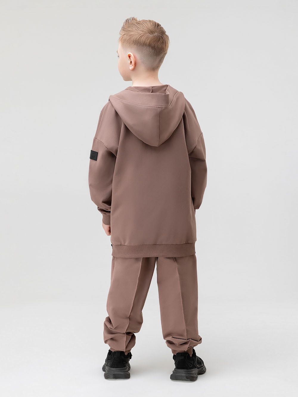 Костюм с отстрочками на брюках - фото 10