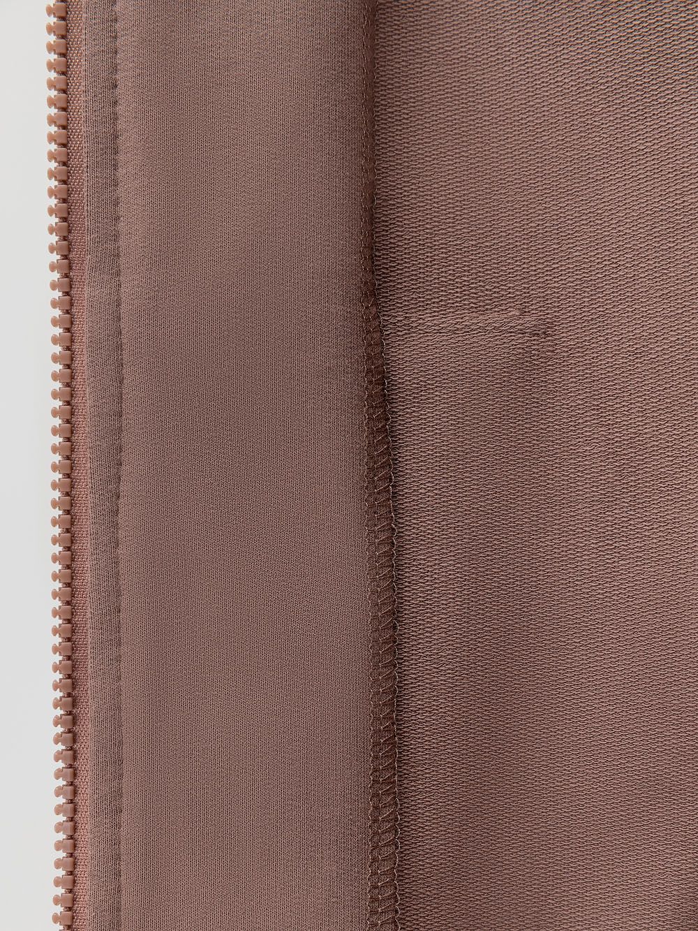 Костюм с отстрочками на брюках - фото 11