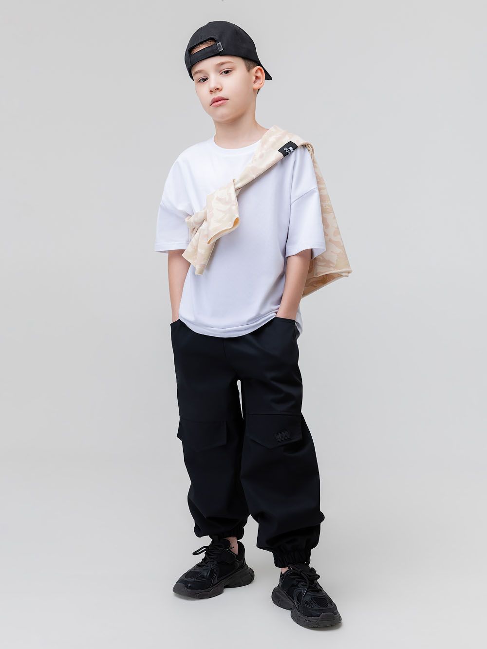 Брюки с декоративными клапанами - фото 2