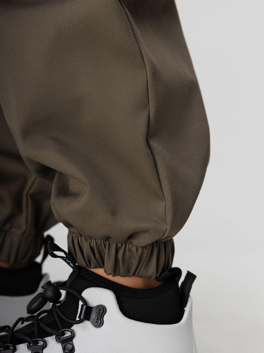 Брюки с декоративными клапанами - фото 6