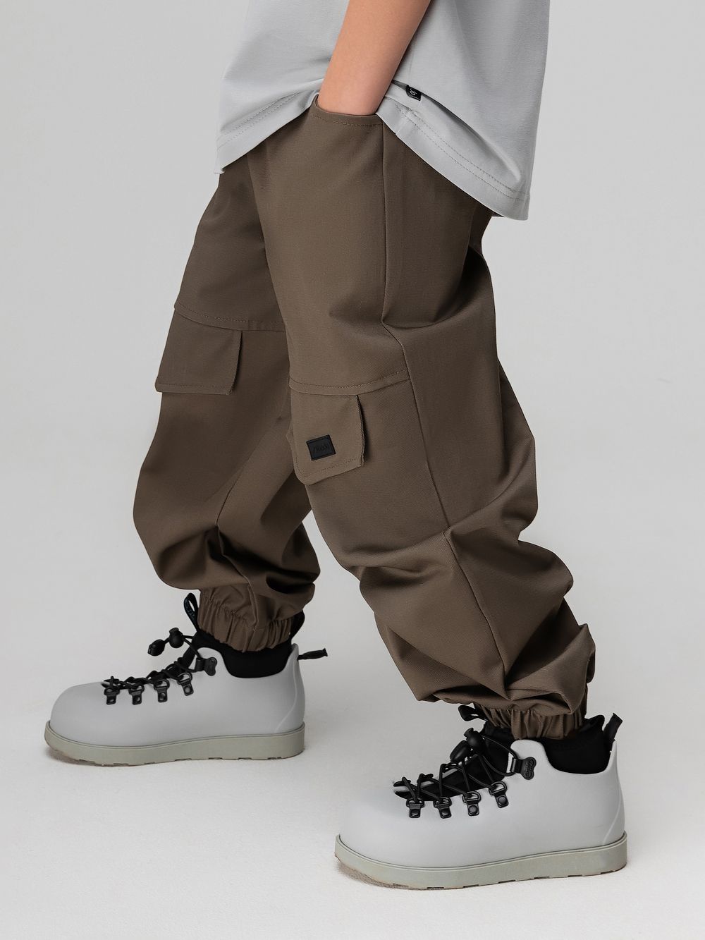 Брюки с декоративными клапанами - фото 3