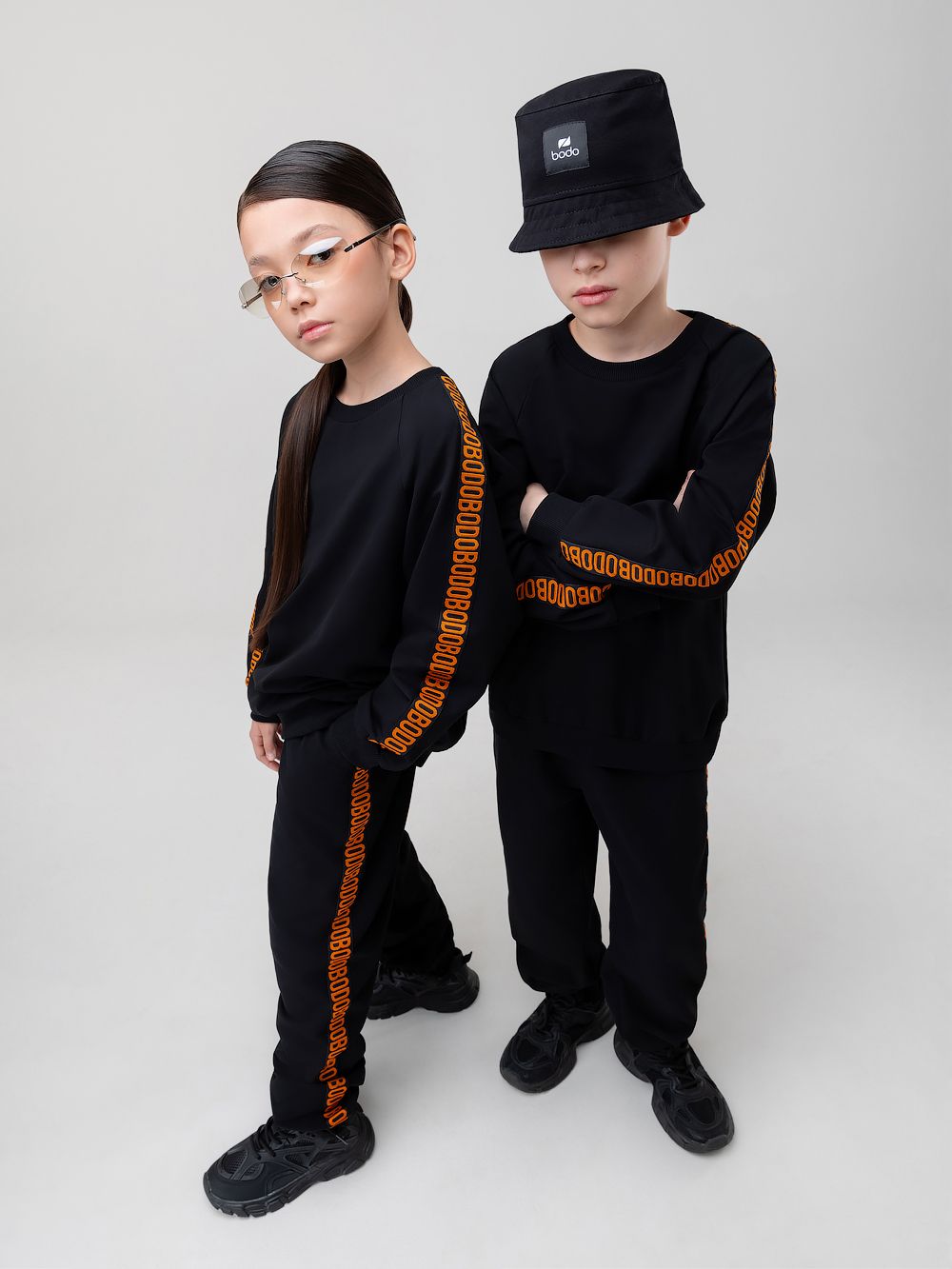 Костюм с брендированной лентой - фото 1