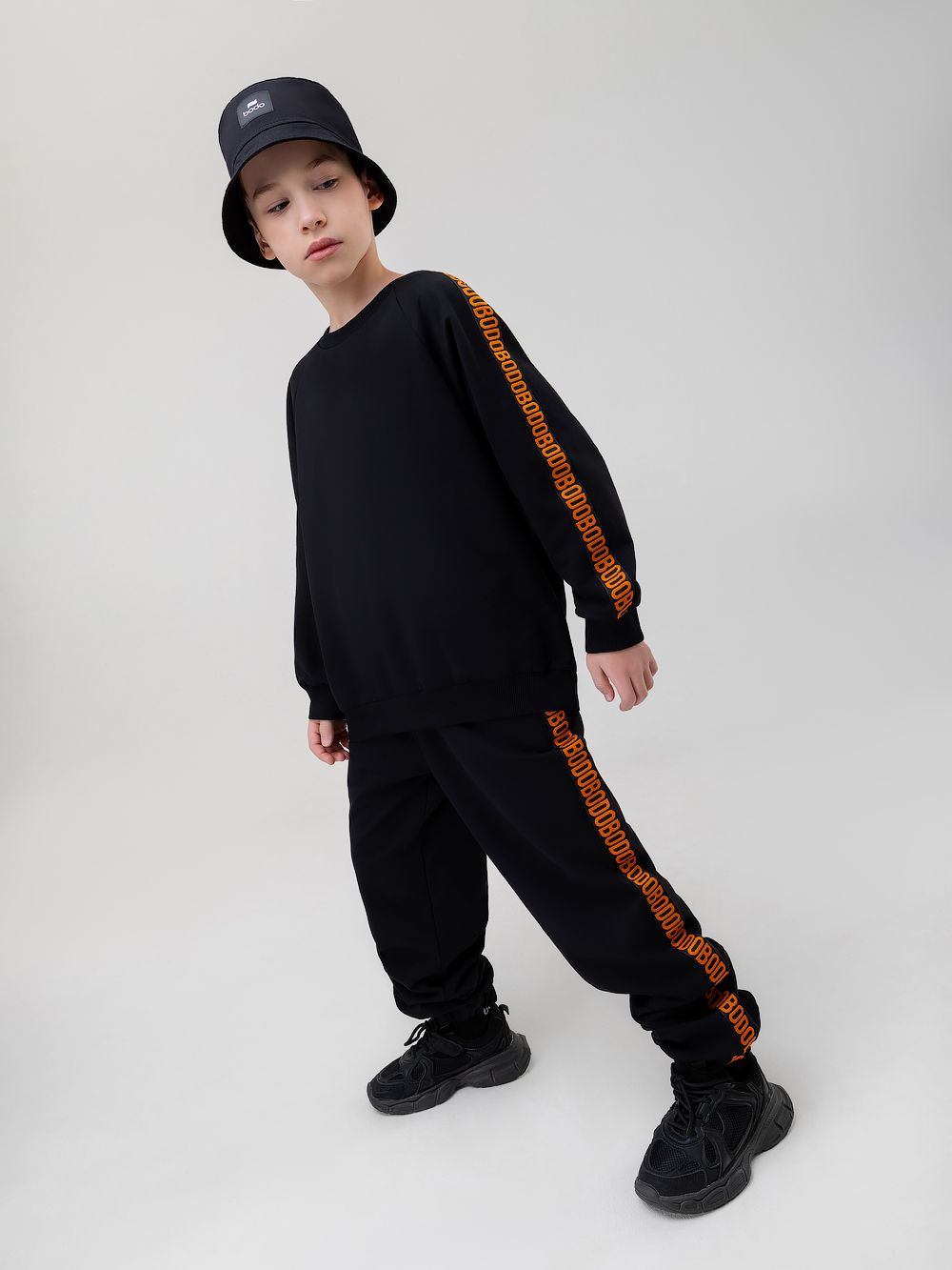 Костюм с брендированной лентой - фото 5